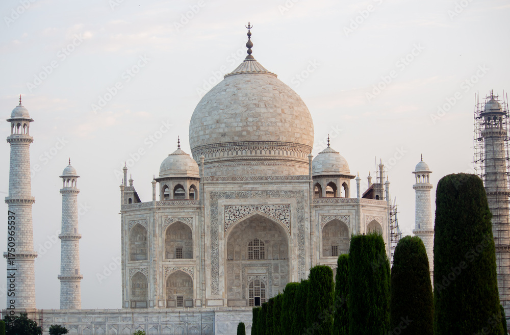 Obraz premium The Taj Mahal is the pinnacle of Mughal architecture and a symbol of India's rich history. It was a UNESCO World Heritage Site in 1983.
