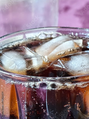 Erfrischendes kohlensäurehaltiges Getränk mit Eiswürfeln im Glas