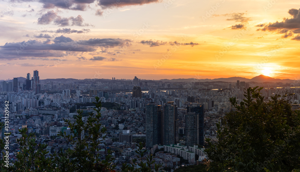 Fototapeta premium Seoul im warmen Licht – Faszinierendes Panorama einer asiatischen Megacity