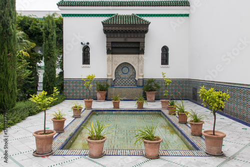 Obraz na plátně bassin et fontaine à l'intérieur de la Grande Mosquée de Paris, jardin de style