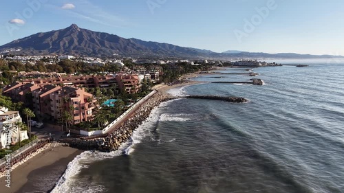 Vista aérea de la playa de San pedro Alcántara en el municipio de Marbella, Andalucía