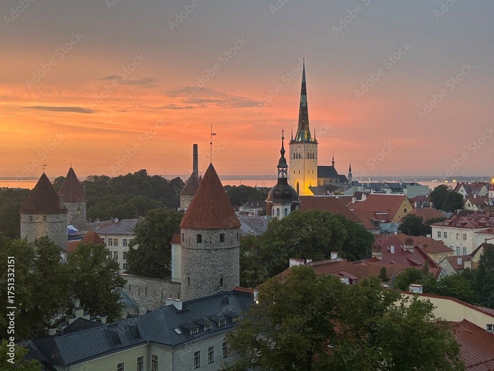 Fototapeta premium Tallinn at dusk
