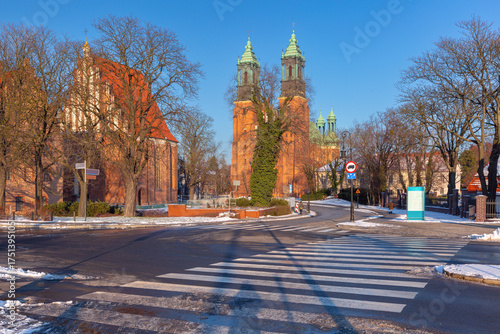 Foto Archcathedral Basilica of Saint Peter and Paul seen in winter from Tum island st