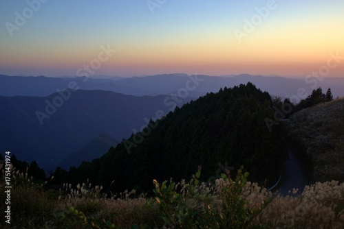 青空と山脈のグラデーションが広がる秋の絶景