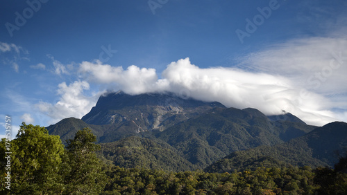 Foto Forested mountain range covered by clouds, illustrating tropical montane ecosystem and atmospheric weather conditions
