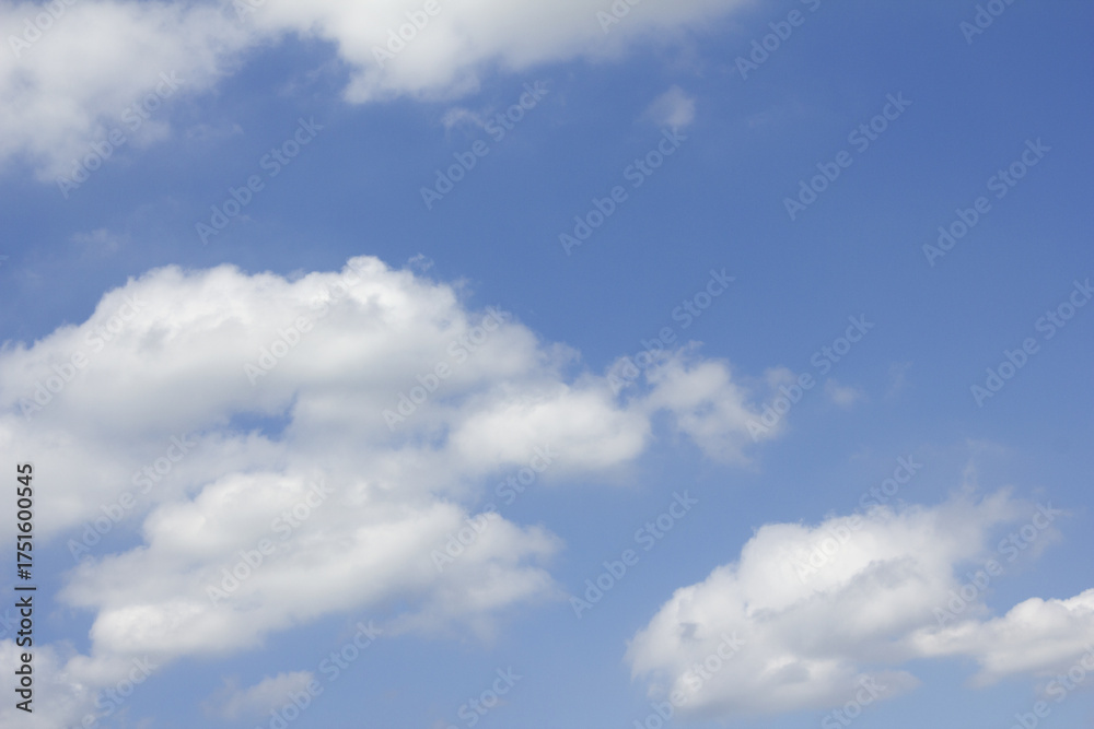 Obraz premium Blue sky with puffy clouds