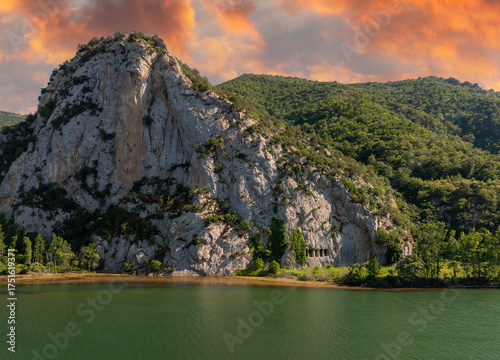 Tablou pe pânză A rocky cliff with ancient Asarkale rock tombs in Bafra, Samsun, Türkiye