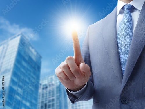 青空の下で光を指先に灯すスーツ姿のビジネスマンによる未来へのイメージ