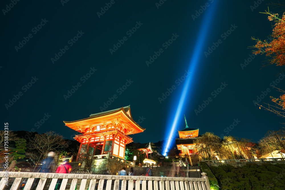 Fototapeta premium Kiyomizu-dera temple at night in Kyoto, Japan