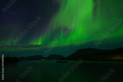 Magische Polarlichter über Abisko, Lapporten und dem Torneträsk See.