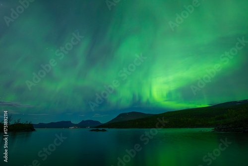 Magische Polarlichter über Abisko, Lapporten und dem Torneträsk See.