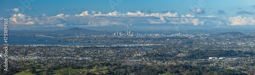 ニュージーランド　パーキンソン・ルックアウトから見えるオークランド市街地とハウラキ湾とランギトト島