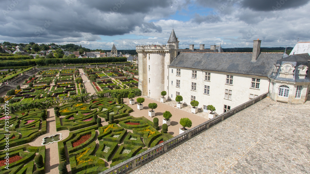 Fototapeta premium les jardins de Villandry, des jardins dans le style de la Renaissance dans la vallée de la Loire en Touraine , célèbre château de la Loire en France