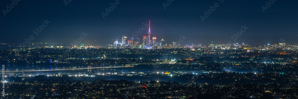 Naklejka premium ニュージーランド パーキンソン・ルックアウトから見えるオークランドの市街地の夜景とスカイタワー