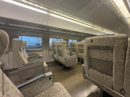 Canvastavla 日本の豪華な新幹線の座席、グリーン車
Inside Japanese High-Speed Rail (Shinkansen) Trains and Seat