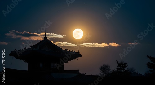 Luna llena sobre un templo tradicional en otoño1