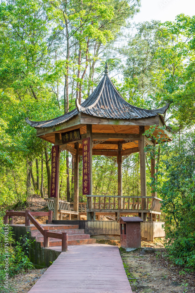 Naklejka premium Qianyuan Pavilion, Danxia Mountain, Shaoguan, Guangdong