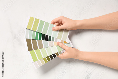 Female hands with color pal...
