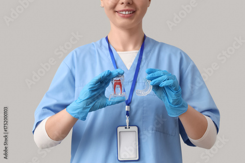 Female dentist with occlusa...