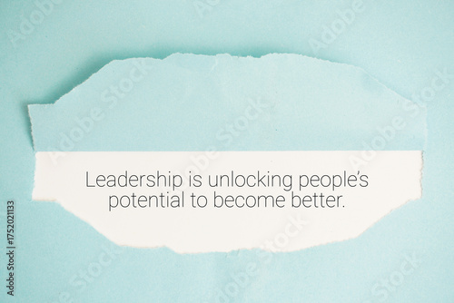 Billede på lærred Leadership is unlocking people's potential to become better