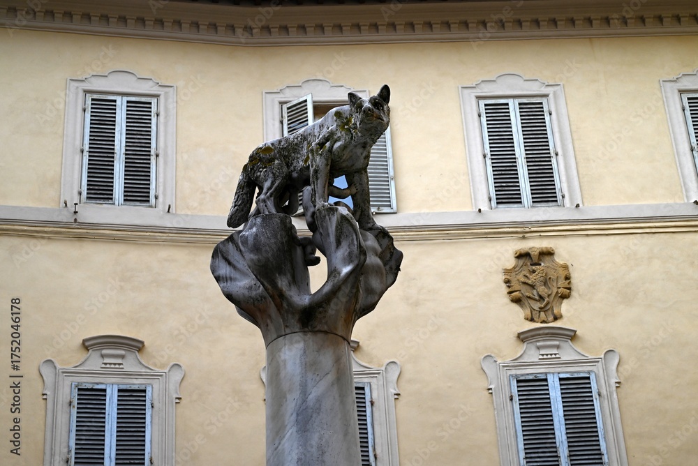 Naklejka premium Sienne, Italie, 15 septembre 2025 : Statue en pierre de la Louve avec Romulus et Remus dans la ville de Sienne