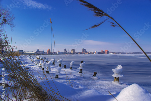 Blick vom Dänholm auf Stralsund im Winter
