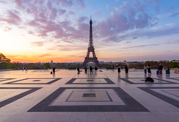 Poster Eiffelturm Eiffelturm bei Sonnenaufgang vom Trocadero  © Mistervlad