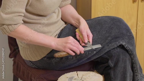 buzzing scraping of a file on a chip carving knife