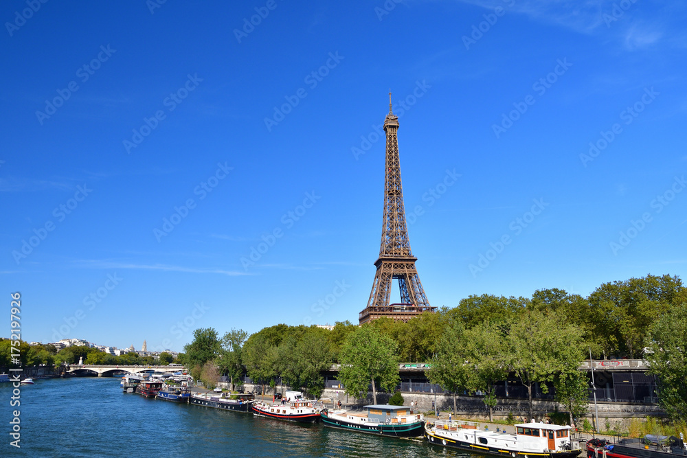Fototapeta premium Eiffel Tower and the Seine River on a Sunny Summer Day — Paris, France, August 24, 2025