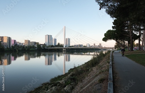Pont Éric Tabarly : Architecture Moderne et Reflets
