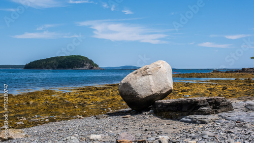 Foto Ein rätselhafter Fels am Ufer des Sees von Bar Harbor