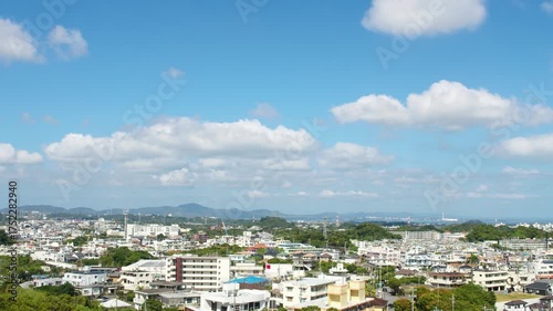 沖縄の青空と住宅街のパノラマ風景｜快晴の日の都市景観タイムラプス