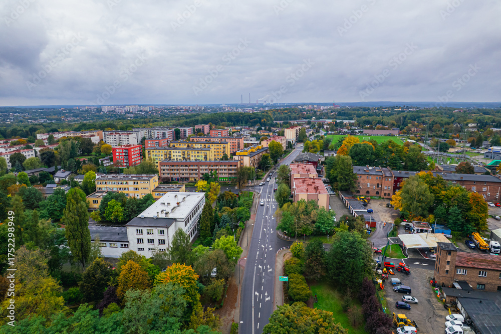 Fototapeta premium Śląsk w Polsce jesienią. Miasto Rybnik i kopalnia węgla kamiennego Chwałowice, panorama z lotu ptaka