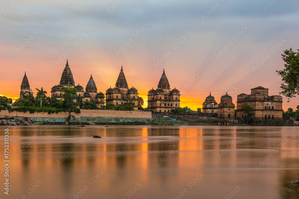 Obraz premium Orchha, India , Royal Chhatris or Cenotaphs are the historical monuments situated on the banks of River Betwa in Orchha, Madhya Pradesh, India