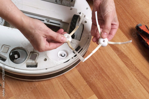 Do-it-yourself maintenance of robot vacuum cleaner