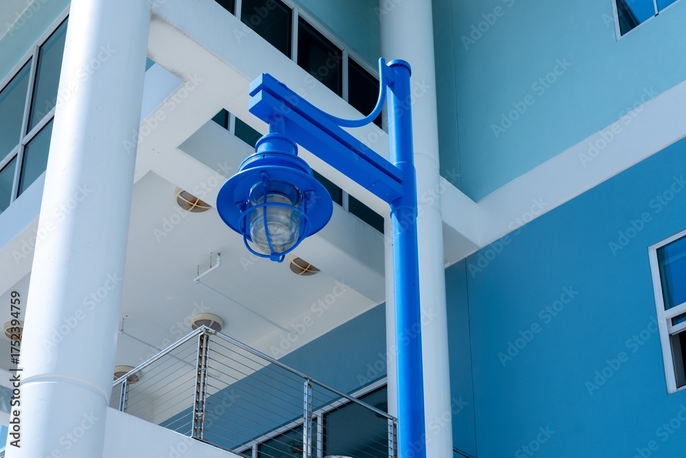 Naklejka premium exterior of modern building and blue lamp post 