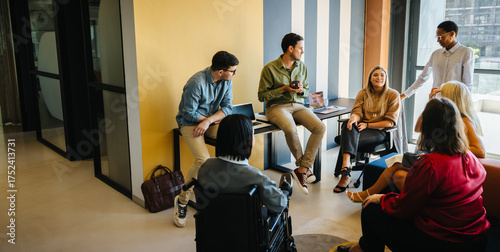Foto Diverse group of people having a meeting in a modern office workspace