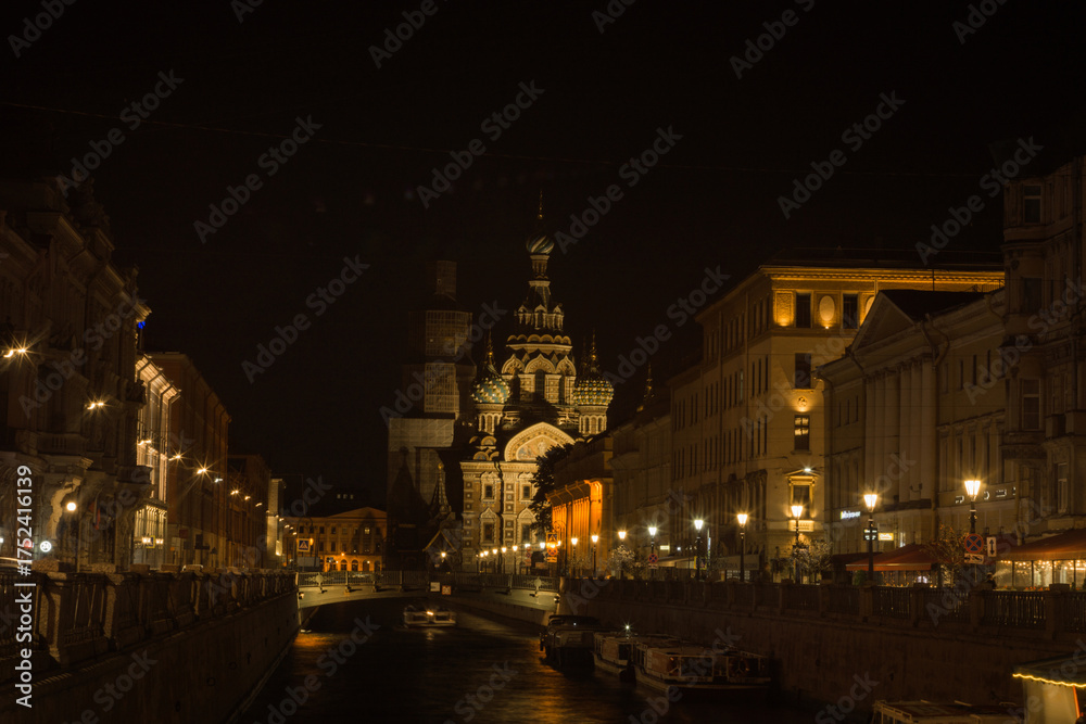 Obraz premium Night view of the embankment of the Griboyedov Canal with Italian Bridge with Church of Our Savior on Spilled Blood in the background.