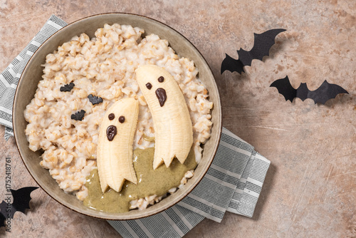 A bowl of cereal with bananas and chocolate chips