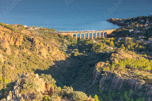 Un TGV circule sur le Viaduc d'Anthéor au sud de la France
