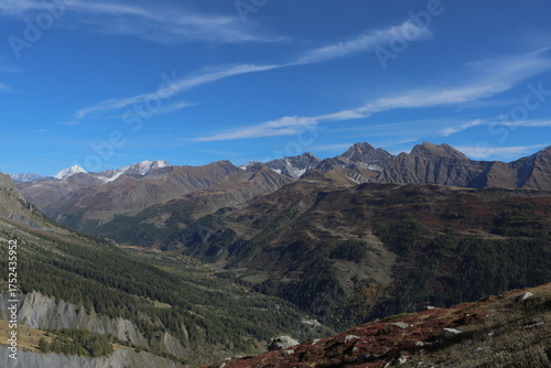 En las montañas el destino se encuentra con los colores azules y blancos de la nieve en el monte blanco de los alpes italianos. La nieve es espectacular