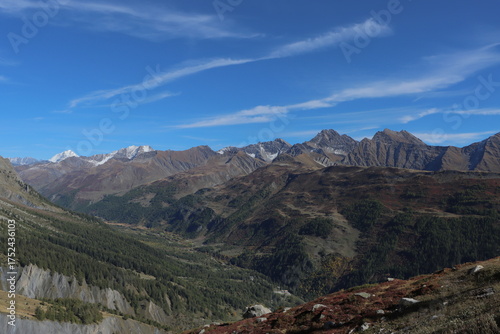 montaña hermosa en el monte blanco de los alpes italianos.