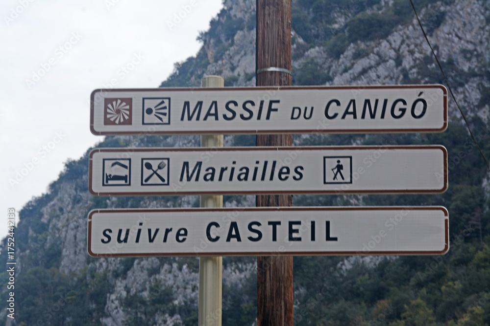 Fototapeta premium Panneaux de directions : massif du Canigou, Mariailles, Casteil dans les Pyrénées orientales, Roussillon, Occitanie, France.