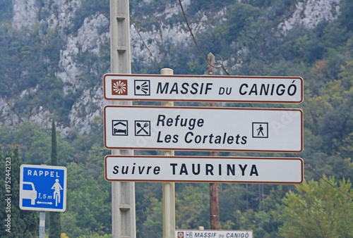Panneaux de directions : massif du Canigou, refuge les Cortalets, suivre Taurinya dans les Pyrénées orientales, Roussillon, Occitanie, France.