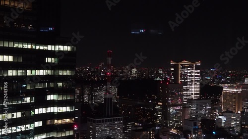 移動中のエレベーター越しに見る東京の光景
