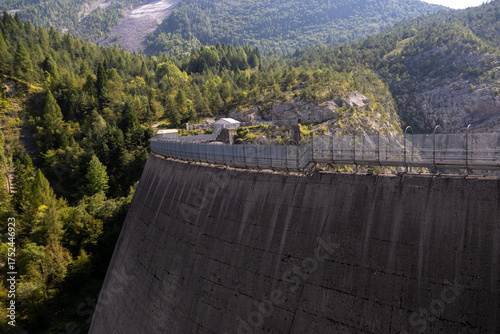 Vista della diga del Vajont, famosa per il disastro, a Longarone, Italia