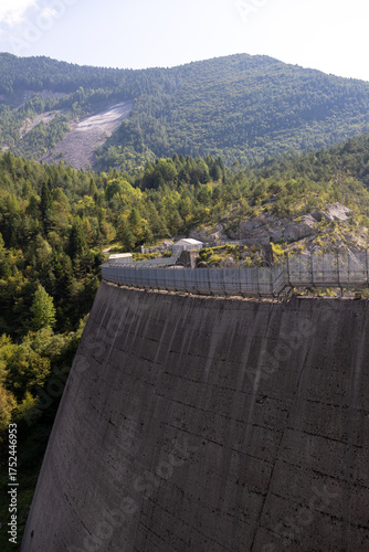 Vista della diga del Vajont, famosa per il disastro, a Longarone, Italia