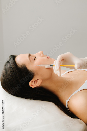 Schilderij op canvas Cosmetologist is making facial mesotherapy injections for girl
