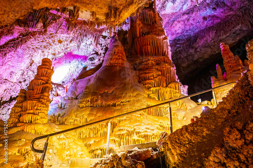 Quadro su tela Scenic Illuminated View of the Caverns Inside Lewis and Clark Caverns State Park