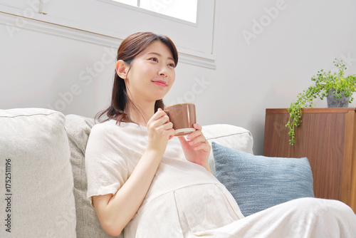自宅でカフェインレスコーヒーを飲む妊婦